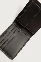 Billetera combinada en tonos marrones, con cuerpo de gamuza y detalle de cuero liso en la base.