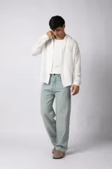 Camisa de manga larga confeccionada en tejido de lino con textura, de corte holgado y diseño versátil con cierre frontal de botones.