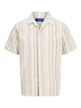 Camisa de manga corta con botones, cuello resort y corte relajado. Diseño a rayas verticales color beige y blanco.