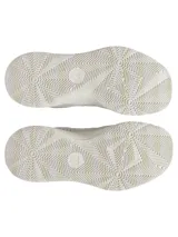 Championes de básquetbol Under Armour Curry 3Z7 en color beige, confeccionados con una combinación de gamuza y malla transpirable. Presentan un diseño de caña media con refuerzo interno en el mediopié, mediasuela UA Micro G para mayor respuesta y suela de goma con patrón de tracción anatómico. Incluyen detalles internos estampados en el cuello.