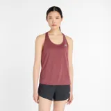 Musculosa deportiva New Balance Athletics Tank, color borgoña, con logo reflectante en el pecho y espalda racerback.
