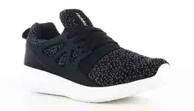 Championes urbanos Topper modelo Mamba, color negro con textura jaspeada y suela blanca. Presentan un diseño moderno con refuerzos laterales y cordones.