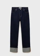 Jeans de corte recto y tiro medio en color azul oscuro (rinse wash), con diseño de cinco bolsillos y bajo con vuelta ancha.