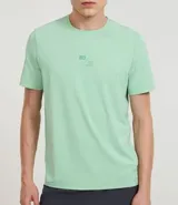 Remera deportiva masculina de manga corta y cuello redondo, color verde menta. Presenta un pequeño logo estampado en el pecho.