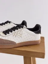 Championes urbanos de cuero color plateado con puntera de gamuza azul y cordones blancos.