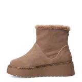 Botas de caña corta confeccionadas en gamuza color beige, con interior y borde superior forrados en piel sintética al tono. Presentan una suela de plataforma plana de goma con diseño dentado.