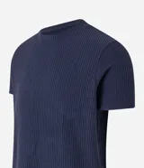 Remera masculina de manga corta y cuello redondo, confeccionada en tejido rib con textura atercipelada y acabado acanalado.