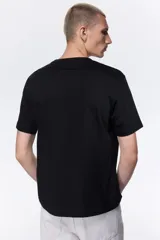 Remera negra de algodón con cuello redondo y corte estándar.