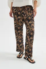 Babucha de viscosa con estampado floral en tonos marrones y beige, de corte recto y ajuste cómodo.