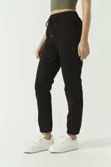 Pantalón negro deportivo de tiro alto con cintura ajustable y puños.