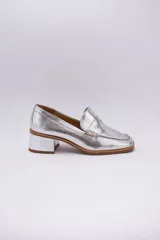 Mocasines clásicos de cuero color negro, con detalle de antifaz y tacón bloque.