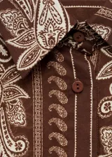 Camisa marrón con estampado paisley, de corte recto, cuello camisero y mangas largas con puños abotonados.