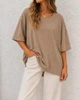 Pantalón de gabardina color verde, de corte recto y tiro alto, con bolsillos delanteros y traseros, presillas para cinto y cierre frontal con botón y cremallera.