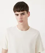 Remera básica de corte slim, manga corta y cuello redondo. Confeccionada en tejido de punto de algodón, presenta un diseño liso sin estampados.