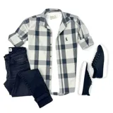 Camisa a cuadros grandes en tonos gris claro, blanco y negro, de manga larga con puños abotonados.