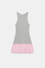 Vestido corto de color gris melange en la parte superior con diseño de musculosa de escote redondo y bajo abullonado en tejido de contraste color rosado, con cintura ajustable mediante cordón.