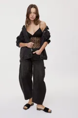 Body de encaje con calce ajustado, escote en V y breteles finos regulables. El diseño combina transparencias y textura floral, con copas forradas que aportan mayor cobertura y un acabado delicado.