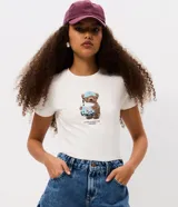 Remera blanca con cuello redondo y mangas cortas, confeccionada en algodón con elastano. Presenta una estampa frontal de un oso sosteniendo un vaso de boba con la frase "Always a good time for boba".