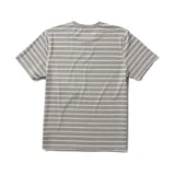 Remera de manga corta color gris claro con finas rayas horizontales negras.