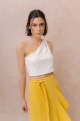 Top corto de diseño asimétrico color blanco, con un solo hombro y un sutil recorte en la parte superior.
