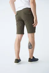 Bermuda cargo de corte recto, color gris oscuro, con bolsillos laterales tipo cargo, cierre de cremallera y botón, y pasacintos en la cintura.