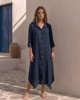 Vestido camisero largo y amplio, color rojo, de manga larga con presilla para arremangar, cuello camisero y cierre frontal con botones de nácar.