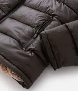 Campera puffer Marfinno color verde militar, con capucha, cierre frontal por cremallera y bolsillos laterales con cierre. Diseño capitoneado con forro interno de sherpa.