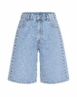 Bermuda de jean color beige, de tiro alto y corte ancho hasta las rodillas, con bolsillos laterales y traseros, y cierre frontal con botón y cremallera.