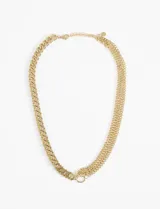 Collar de acero quirúrgico hipoalergénico de color dorado. Presenta una cadena combinada: un lado es una cadena de eslabones gruesos tipo curb, y el otro lado son tres cadenas finas entrelazadas. Se une en el centro con una argolla.