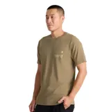 Remera de manga corta Roark color verde militar, con cuello redondo y pequeño estampado gráfico en el pecho.