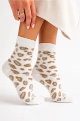 Media de caña media con estampado animal print en tonos beige y gris sobre base blanca.