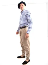 Camisa de hombre a cuadros rojos y blancos, de manga larga y corte clásico.