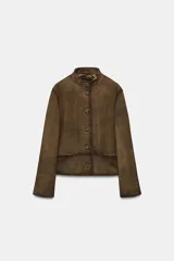 Cazadora de piel 100% con cuello subido, manga larga y cierre frontal con botones. Presenta bolsillos de vivo en el delantero y forro interior.