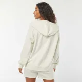 Buzo de muletón blanco off-white con capucha, cierre frontal de cremallera, bolsillos tipo canguro y cordón ajustable en la capucha.