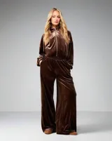 Conjunto de dos piezas de terciopelo color chocolate, compuesto por una campera oversized con cierre frontal y un pantalón wide leg de tiro alto con cintura elastizada.