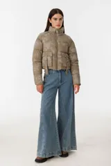 Campera puffer corta color verde con estampado difuminado, cierre frontal con cremallera, cuello alto y bolsillos con solapa y hebilla.