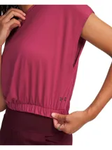 Remera deportiva de manga corta con diseño cropped y bajo elástico ajustado. Confeccionada en tejido técnico ultrasuave, transpirable y de secado rápido.