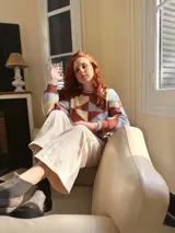 Sweater de punto con diseño geométrico en tonos celeste, marrón y beige.