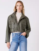 Chaqueta corta de eco cuero color verde militar, con cuello alto, cierre frontal con botones a presión y bolsillos frontales con solapa.