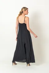Enterito de viscosa color negro, con diseño holgado y piernas anchas. Presenta escote en V con detalle de satén y breteles finos.