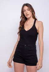 Top negro al cuerpo de tejido de punto acanalado, sin mangas y con escote en V.