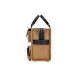 Bolso tipo tote bag Marc Jacobs modelo The Cargo Canvas Medium Tote Bag, de lona color tostado con detalles en negro. Cuenta con múltiples bolsillos frontales, asas superiores de cuero y correa de hombro ajustable y extraíble. Presenta la inscripción "THE TOTE BAG" y el logo de la marca bordados en el frente.