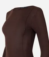 Suéter color crema de tricot con cuello redondo y manga larga.