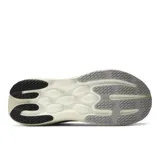 Championes de running New Balance modelo 1080 v15, color gris claro con detalles en gris oscuro. Presentan una capellada de malla técnica transpirable con refuerzos sintéticos y una entresuela de espuma de alto rendimiento para una amortiguación superior.
