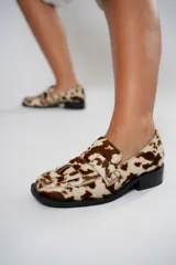 Mocasines de cuero con estampado animal print, con puntera cuadrada y diseño enrejillado.