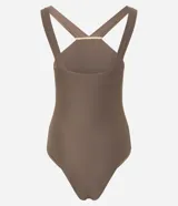 Malla enteriza marrón con escote halter cruzado y detalle metálico dorado en el frente.