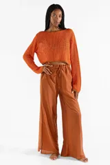 Sweater crop de manga larga tejido con hilos metalizados que aportan brillo, con escote bote amplio.