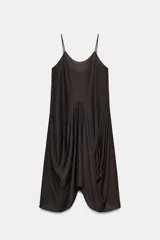 Vestido midi de tirantes finos con escote redondo, confeccionado en mezcla de viscosa y lino. Presenta un diseño con volumen, detalle de pliegues frontales y bajo asimétrico.