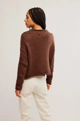 Sweater de punto grueso color beige, de calce amplio y largo corto, con escote redondo, mangas caídas y terminaciones acanaladas en tejido abierto.