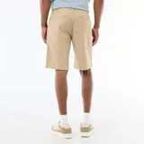 Bermuda chino color beige de corte clásico, confeccionada en tejido twill, con bolsillos laterales y traseros.